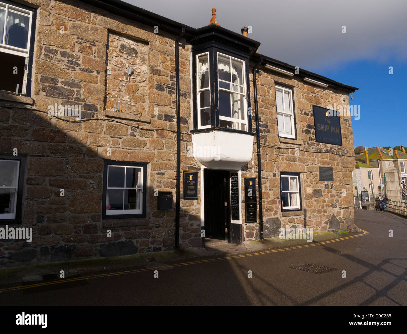 Ship Inn, Mousehole, Cornwall. Historische Kneipe in einem berühmten Fischerdorf mit einem malerischen Hafen. Stockfoto