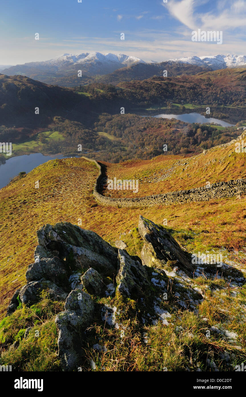 Blick vom Nab Narbe in Rydal Wasser und Grasmere auf schneebedeckten Coniston Fells im englischen Lake District Stockfoto