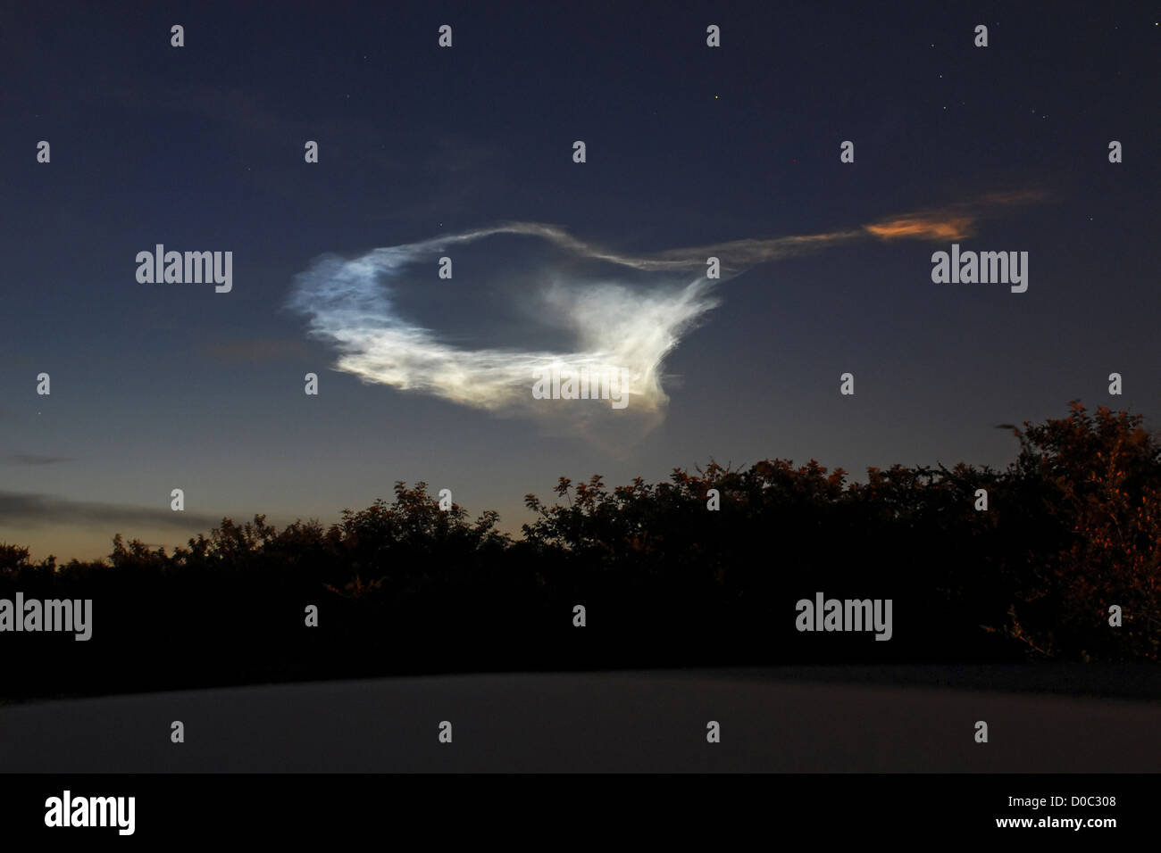 Eine nachtleuchtenden Cloud ist alles, die was übrig ist, nach eine Delta II Rakete der NASA Mars Phoenix Lander startet. Stockfoto