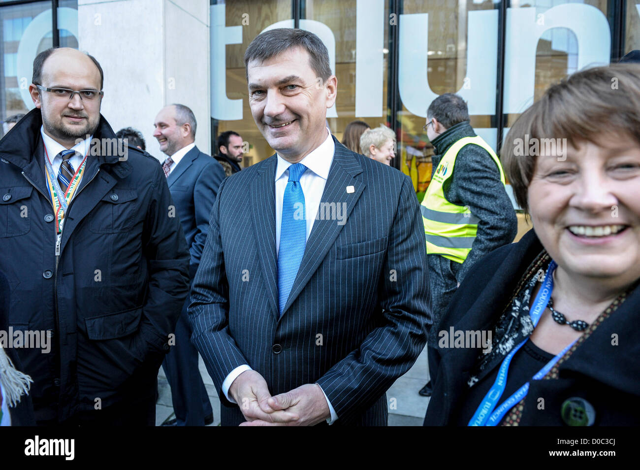 22. November 2012 - nehmen Brüssel, Bxl, Belgien - estnische Ministerpräsident Andrus Ansip Teil an der baltischen Bauern-Demonstration vor dem Europäischen Rat-Gipfel am Hauptsitz Europäischen Union (EU) in Brüssel am 22.11.2012 der Budget-Gipfel in Brüssel stattfindet, ist vor dem Hintergrund der wachsenden Spannungen zwischen EU-Mitgliedstaaten über die Brüsseler Bloc Budgetpläne, die decken den Zeitraum 2014-2020. 2014-20-Budget - technisch bekannt als die mehrjährigen Finanzrahmen oder MFR - werden maximale Ausgabe Grenzen setzen, sowie definieren, wohin das Geld gehen sollte und whe Stockfoto