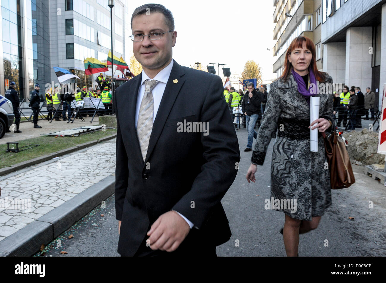 22. November 2012 - nehmen Brüssel, Bxl, Belgien- und lettische Premierminister Valdis Dombrovskis Teil an der baltischen Bauern-Demonstration vor dem Europäischen Rat-Gipfel am Hauptsitz Europäischen Union (EU) in Brüssel am 22.11.2012 der Budget-Gipfel in Brüssel stattfindet, ist vor dem Hintergrund der wachsenden Spannungen zwischen EU-Mitgliedstaaten über die Brüsseler Bloc Budgetpläne, die decken den Zeitraum 2014-2020. 2014-20-Budget - technisch bekannt als die mehrjährigen Finanzrahmen oder MFR - werden maximale Ausgabe Grenzen setzen, sowie definieren, wo das Geld sollte Stockfoto