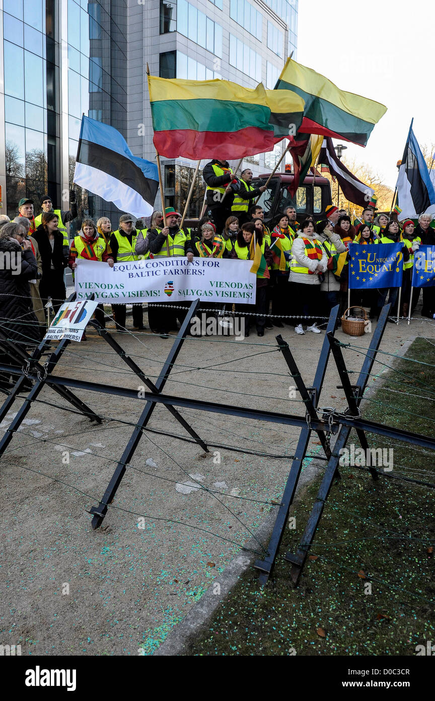 22. November 2012 - Brüssel, Bxl, Belgien - die baltischen Bauern-Demonstration vor dem Europäischen Rat-Gipfel am Hauptsitz Europäischen Union (EU) in Brüssel am 22.11.2012 der Budget-Gipfel in Brüssel vor dem Hintergrund der wachsenden Spannungen zwischen EU-Mitgliedstaaten über die Brüsseler Bloc Budgetpläne stattfindet die decken den Zeitraum 2014-2020. 2014-20-Budget - technisch bekannt als die mehrjährigen Finanzrahmen oder MFR - Ausgabe Höchstgrenzen festgelegt, sowie definieren, wo das Geld gehen sollte und wo es herkommen sollte.  von Wiktor Dabkowski (Credi Stockfoto