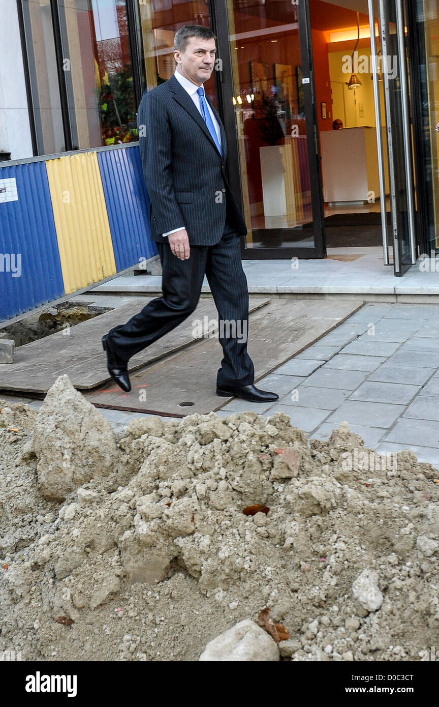 22. November 2012 - nehmen Brüssel, Bxl, Belgien - estnische Ministerpräsident Andrus Ansip Teil an der baltischen Bauern-Demonstration vor dem Europäischen Rat-Gipfel am Hauptsitz Europäischen Union (EU) in Brüssel am 22.11.2012 der Budget-Gipfel in Brüssel stattfindet, ist vor dem Hintergrund der wachsenden Spannungen zwischen EU-Mitgliedstaaten über die Brüsseler Bloc Budgetpläne, die decken den Zeitraum 2014-2020. 2014-20-Budget - technisch bekannt als die mehrjährigen Finanzrahmen oder MFR - werden maximale Ausgabe Grenzen setzen, sowie definieren, wohin das Geld gehen sollte und whe Stockfoto