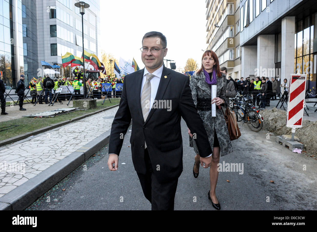 22. November 2012 - legen Sie Brüssel vor dem Hintergrund der wachsenden Spannungen zwischen EU-Mitgliedstaaten über die Brüsseler Bloc Budgetpläne, die den Zeitraum 2014-2020 decken Bxl, Belgien - lettische Premierminister Valdis Dombrovskis nehmen Sie Teil an der baltischen Bauern-Demonstration vor dem Europäischen Rat-Gipfel am Hauptsitz Europäischen Union (EU) in Brüssel am 22.11.2012 Haushalts-Gipfel in Brüssel stattfindet. 2014-20-Budget - technisch bekannt als die mehrjährigen Finanzrahmen oder MFR - werden maximale Ausgabe Grenzen setzen, sowie definieren, wohin das Geld sollte eine Stockfoto