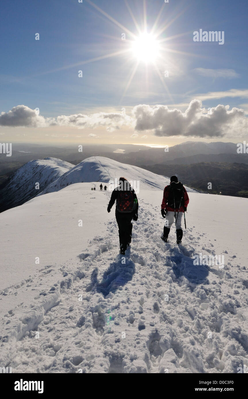 Wanderer auf Fairfield im Winter im englischen Lake District Stockfoto