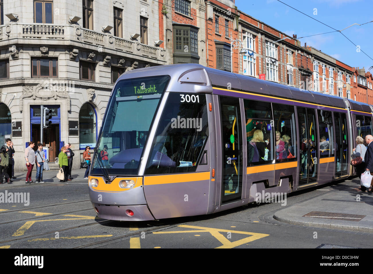 Beschäftigt Luas Light Rail System Straßenbahn im Zentrum Stadtstraße mit obenliegenden Straßenbahnlinien überqueren O'Connell Street Dublin Süd-Irland Stockfoto