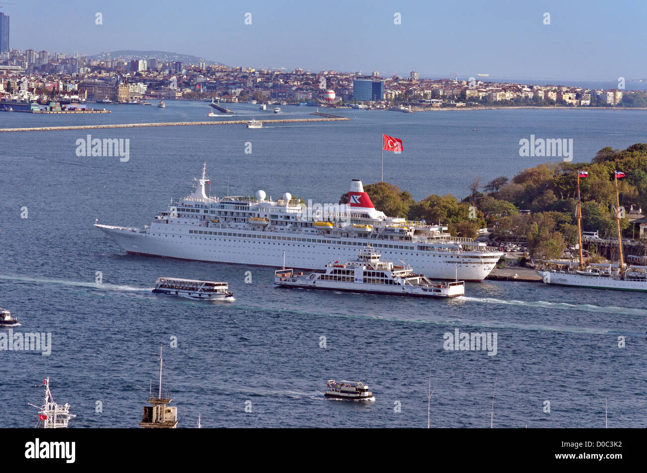 Den Bosporus in Istanbul mit Fred Olsen Linie "Black Watch" festgemacht am Cruise dock neben dem Topkapi Palast, Türkei. Stockfoto