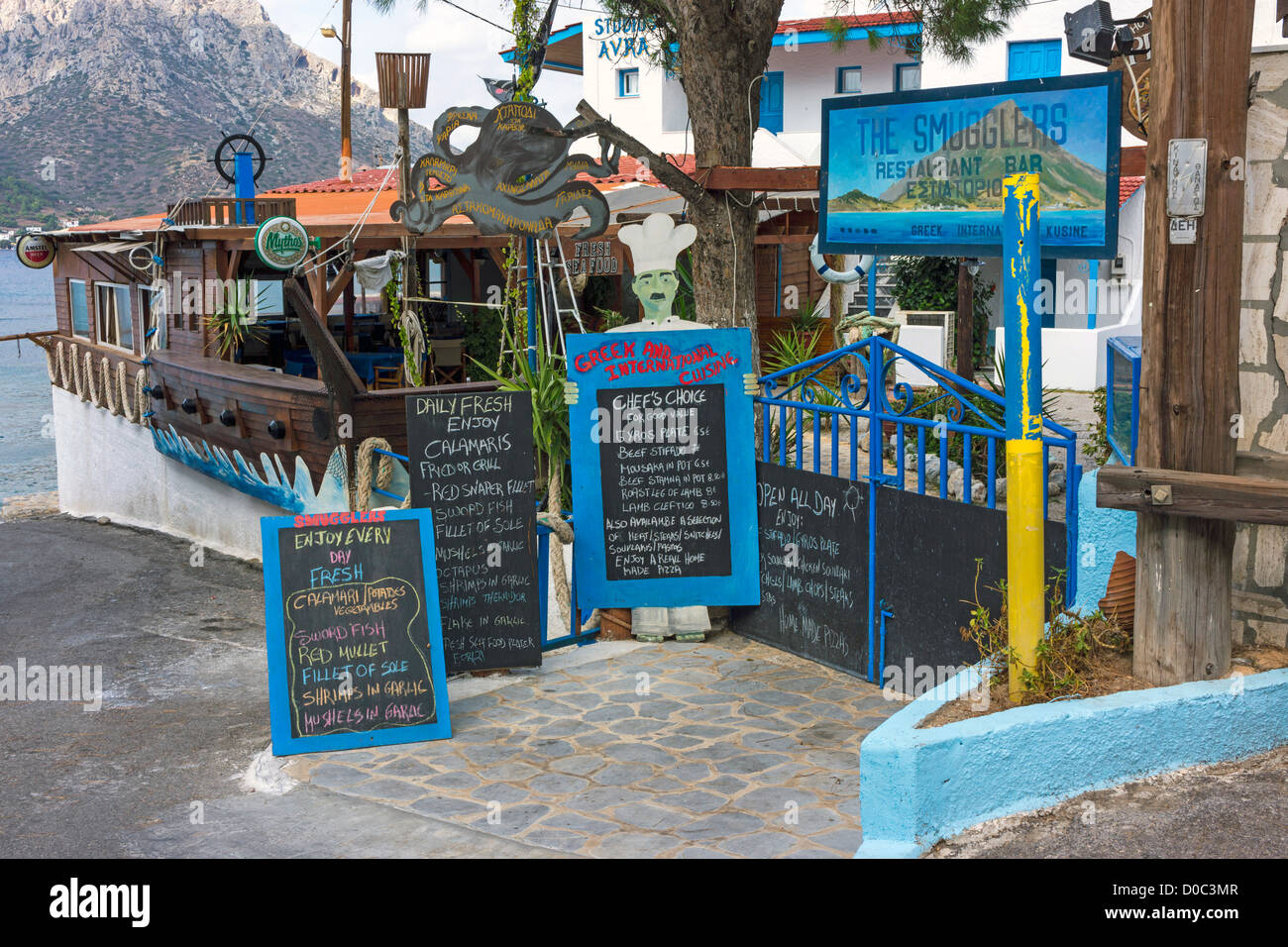 Kreide Tafel Menüs aus Seite Boot-förmige Schmuggler Restaurant, Kalymnos, Griechenland Stockfoto