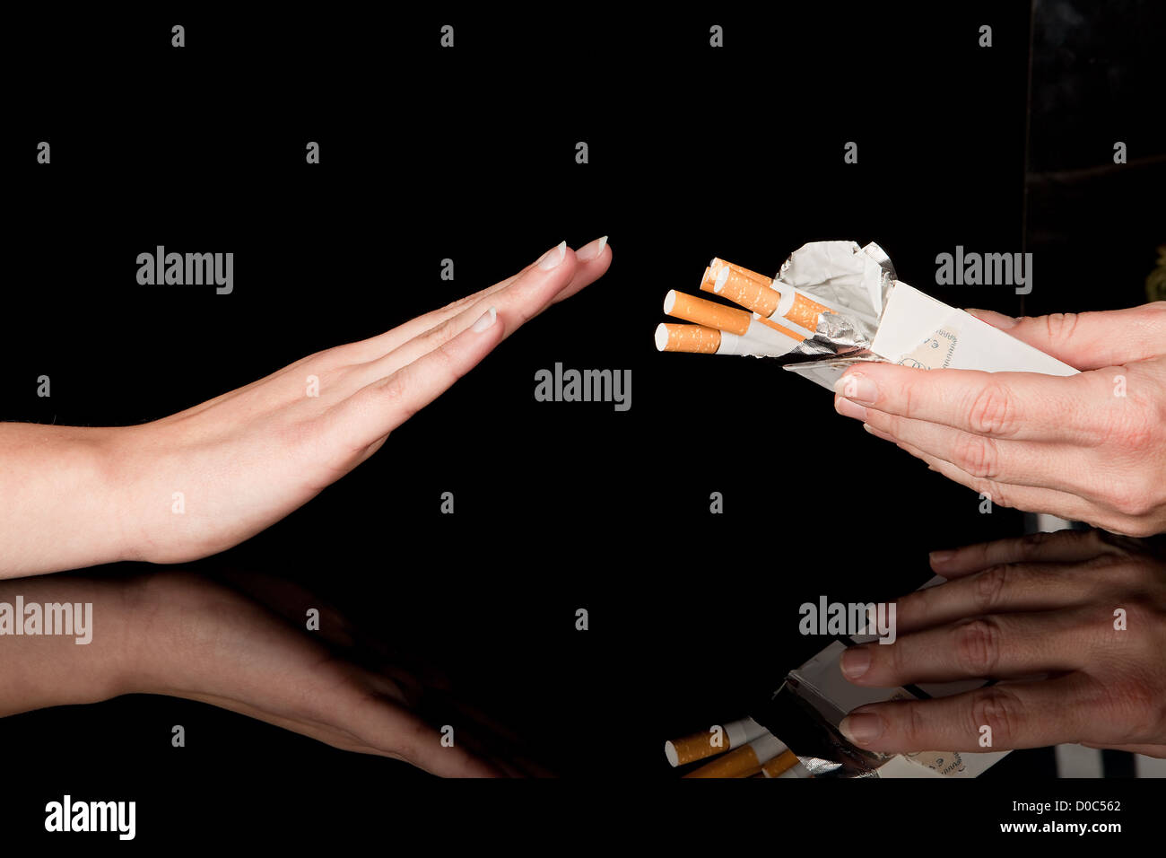 Hand, die sich weigern die Zigaretten, die ihr angebotenen Stockfoto
