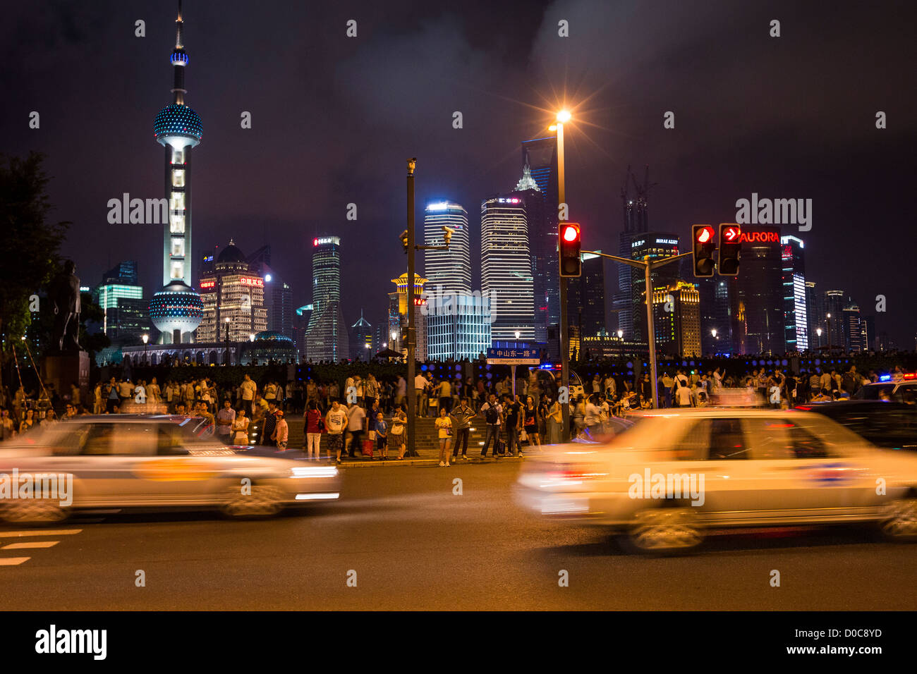 Aussicht auf den Bund in der Nacht in Shanghai, China. Stockfoto Aussicht auf den Bund in der Nacht in Shanghai, China. Stockfoto