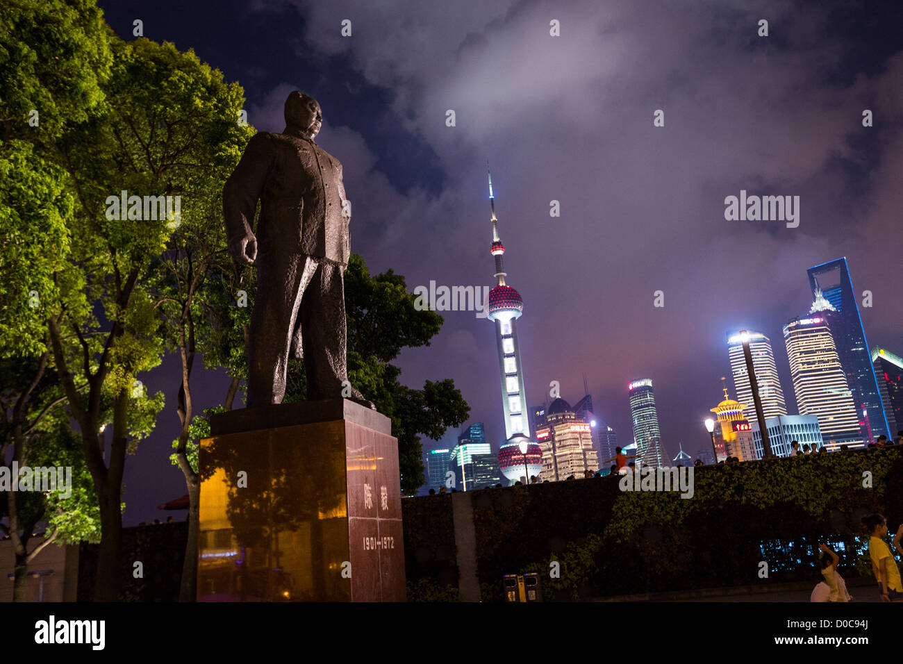 Statue von Shanghai Bürgermeister Chen Yi auf den Bund in der Nacht in Shanghai, China. Stockfoto Statue von Shanghai Bürgermeister Chen Yi auf den Bund in der Nacht in Shanghai, China. Stockfoto