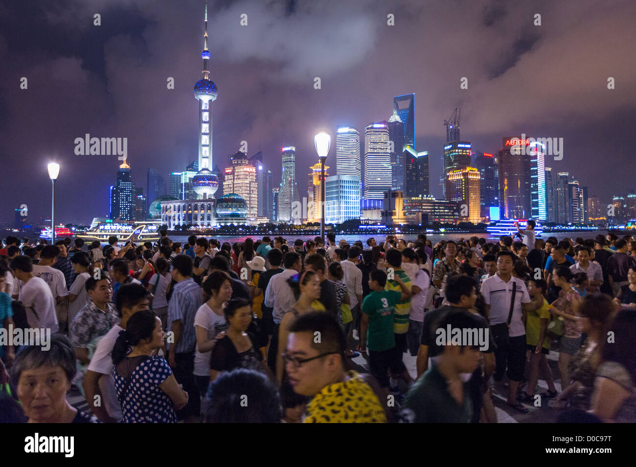 Aussicht auf den Bund in der Nacht in Shanghai, China. Stockfoto Aussicht auf den Bund in der Nacht in Shanghai, China. Stockfoto