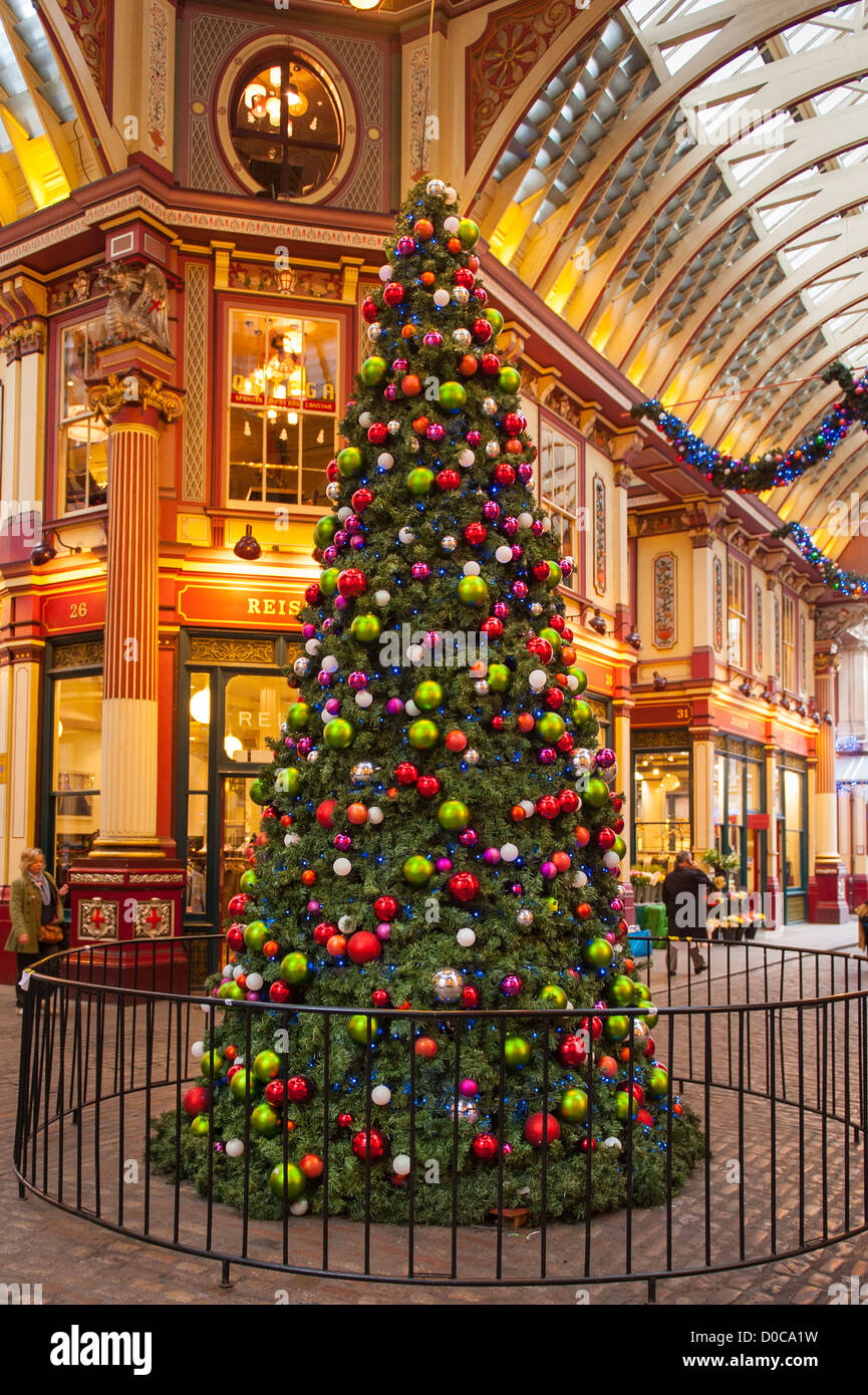 London City Leadenhall Market giant Weihnachten Weihnachtsbaum mit rot grün silber Kugeln dekoriert Flitter Stockfotografie