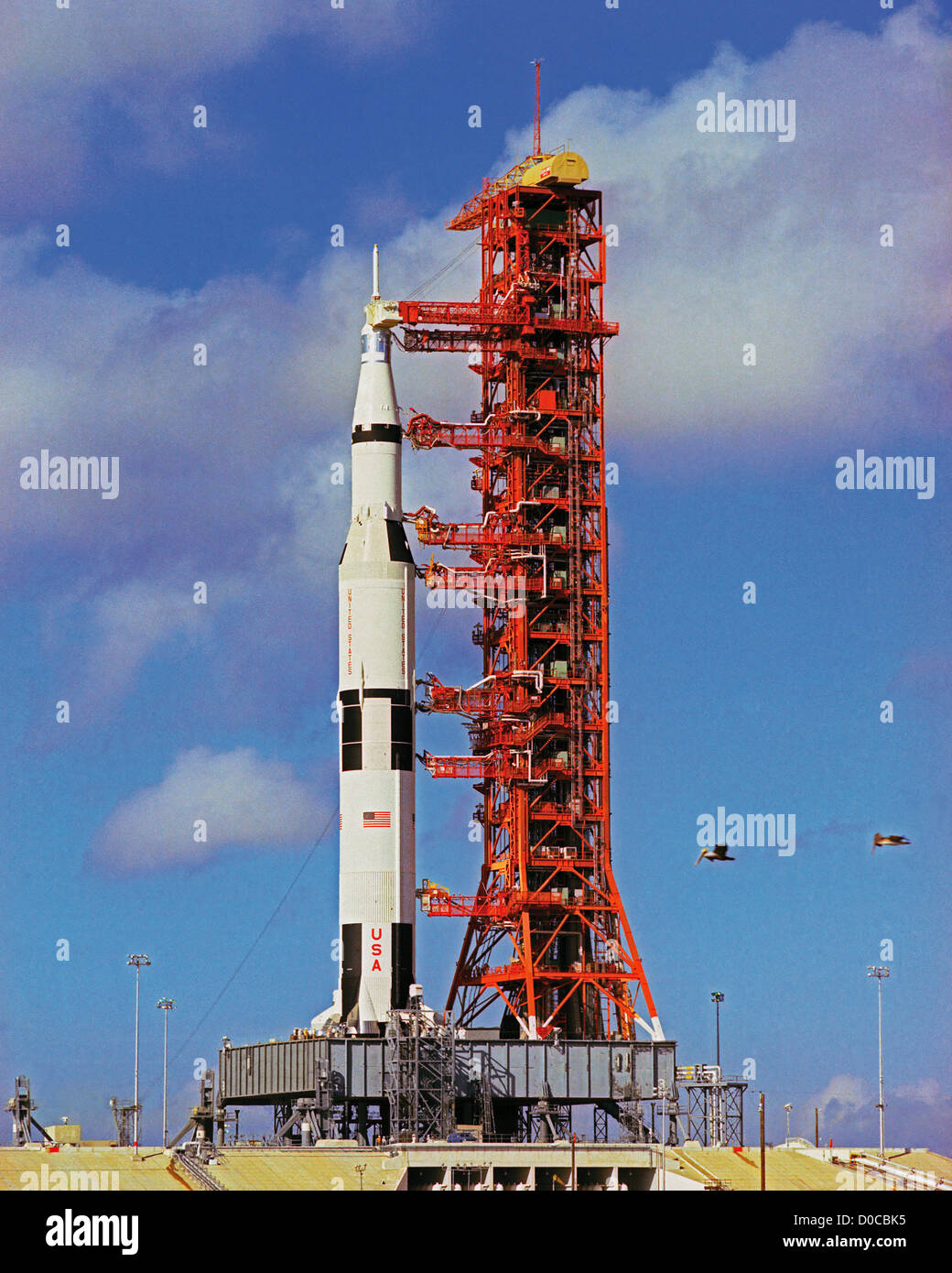 Pelikane fliegen für einen genaueren Blick auf die Apollo 17 Stockfoto