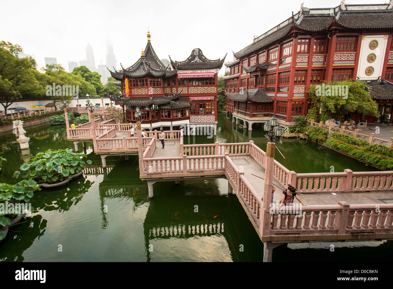 Blick auf das HuxintingTeehaus im Yu Yuan Garten Shanghai, China