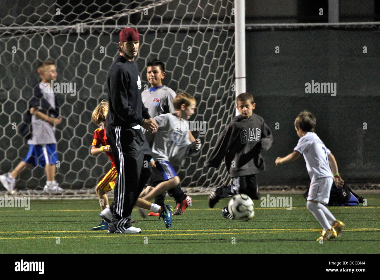 David Beckham Spielt Ball Mit Seinen Beiden Sohnen Romeo Und Cruz In Der Halbzeitpause Des Brooklyn Beckham Fussball Los Angeles Ubereinstimmen Stockfotografie Alamy