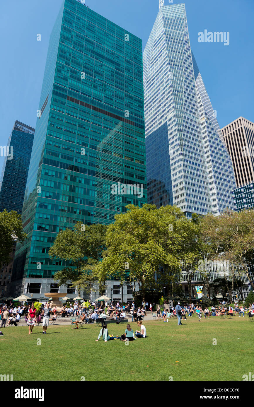 Menschen entspannen auf der Liegewiese im Bryant Park, New York Stockfoto