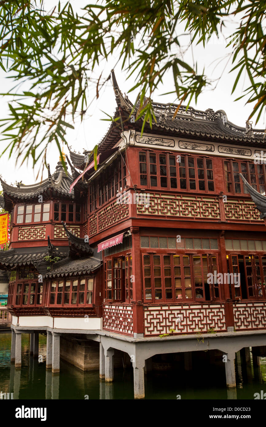 Blick auf das Huxinting-Teehaus im Yu Yuan Garten Shanghai, China Stockfoto