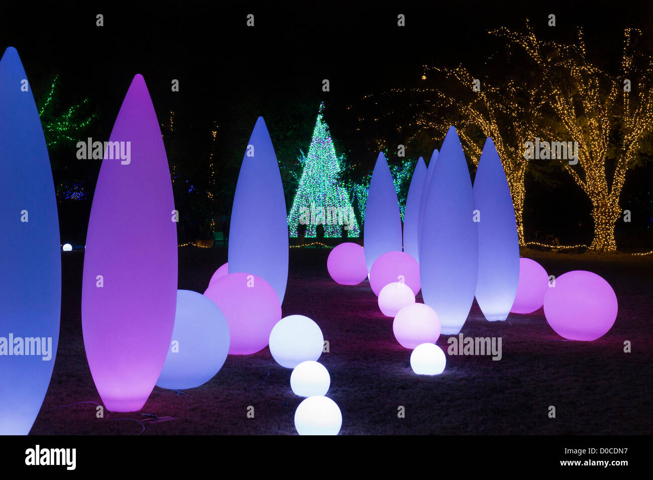 Atlanta Botanischer Garten (Georgia, USA) Urlaub Weihnachtsbeleuchtung am 19. November 2012 ins Leben gerufen. Faszinierende Beleuchtung Dekorationen mit musikalischer Begleitung befinden sich über das Gelände und zieht Tausende von Besuchern. Die Veranstaltung wird bis 5. Januar 2013 fortgesetzt. Stockfoto