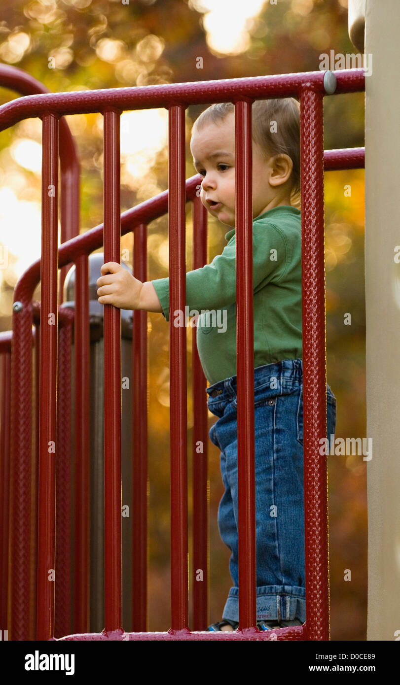 Achtzehn Monate alten Jungen auf Spielgeräten im Park der Irokesen in Louisville, Kentucky Stockfoto