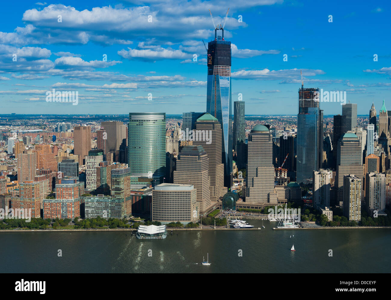 Lower Manhattan Blick vom Hubschrauber: Finanzviertel Wolkenkratzer, Freedom Tower und Hudson River Stockfoto
