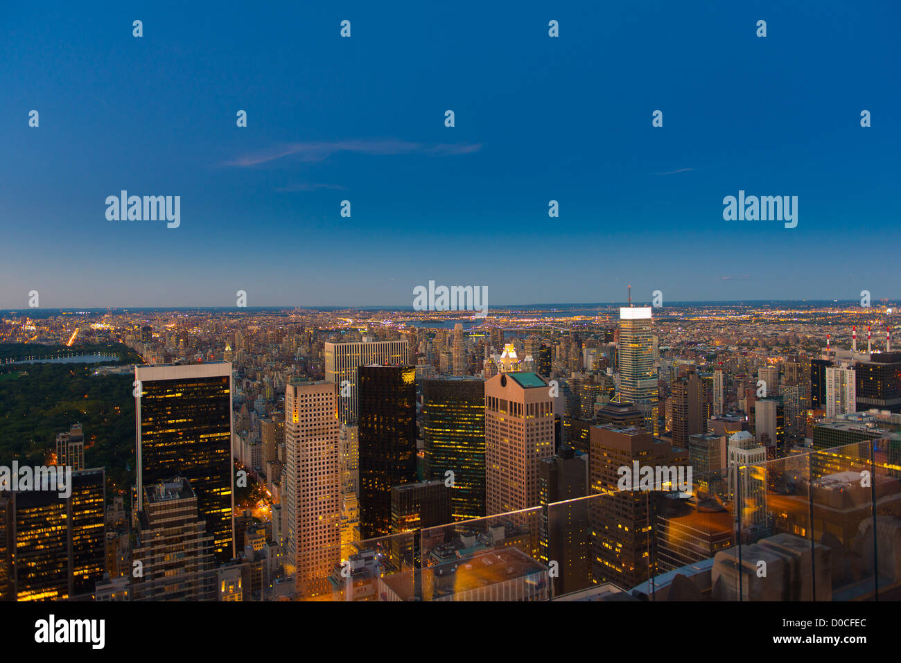 Panorama von New York in der Abenddämmerung mit Wolkenkratzer-Skyline und dem Central park Stockfoto