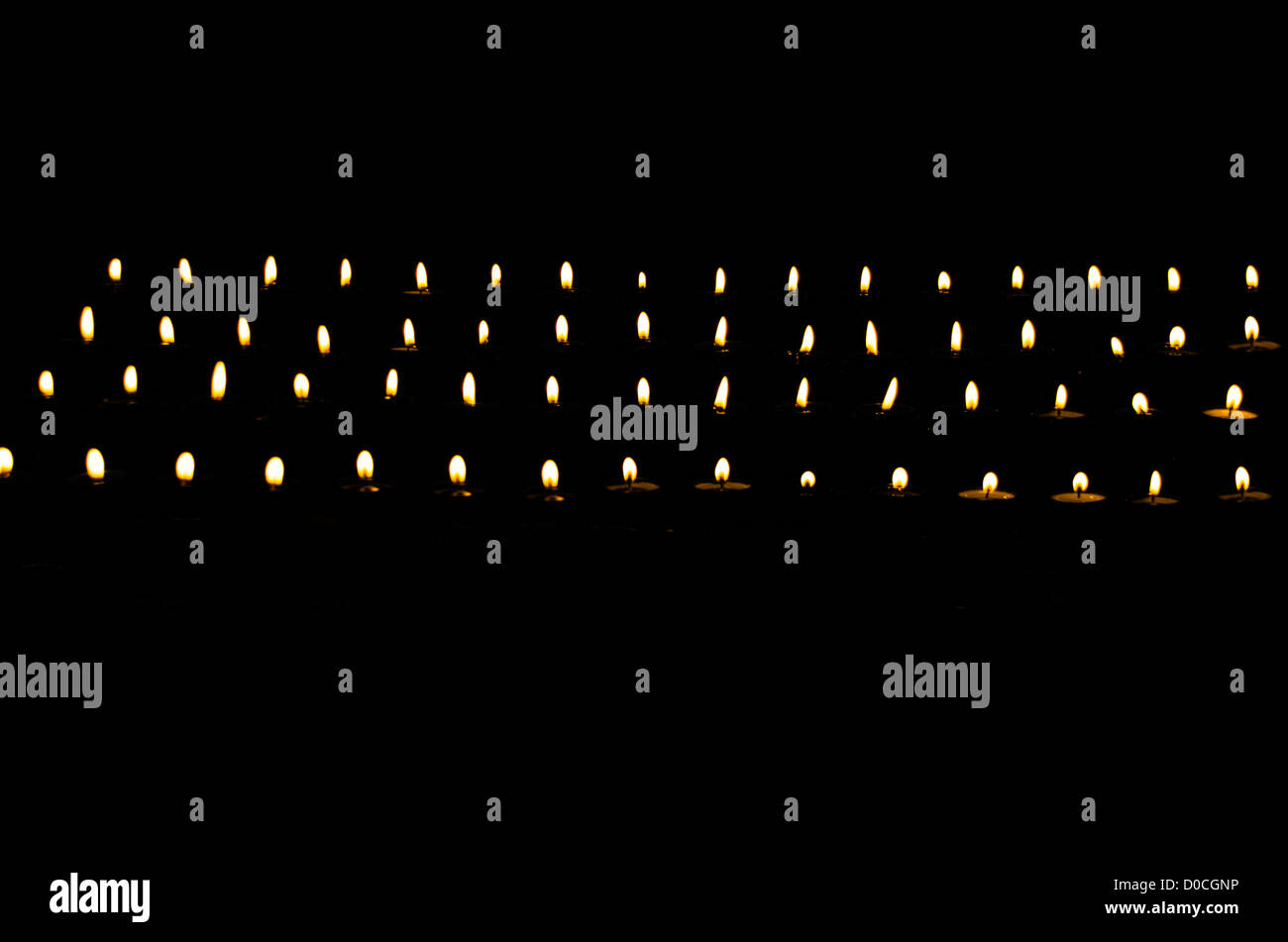 Kerzenlicht, brennenden Kerzen in Truro Cathedral Stockfoto