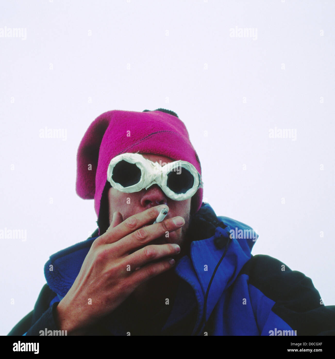Ein Bergsteiger raucht eine Zigarette in einem Whiteout Spitze Aconcagua, der höchste Berg in Südamerika Stockfoto