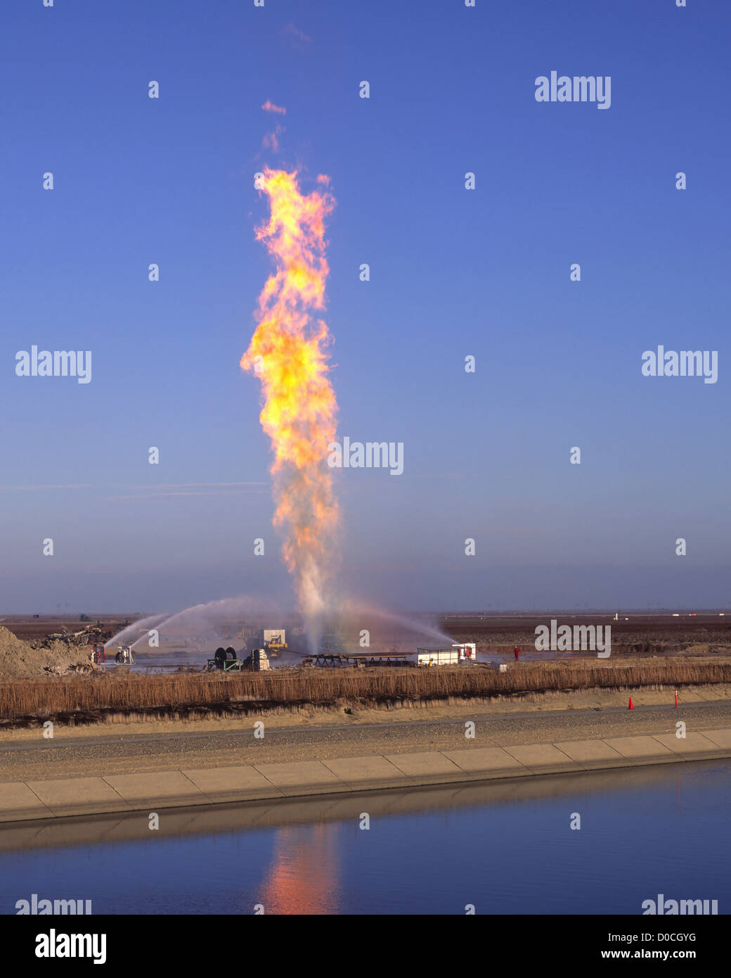 Wasserwerfer Herrschaft In einem massiven Erdgas gut Feuer Stockfoto