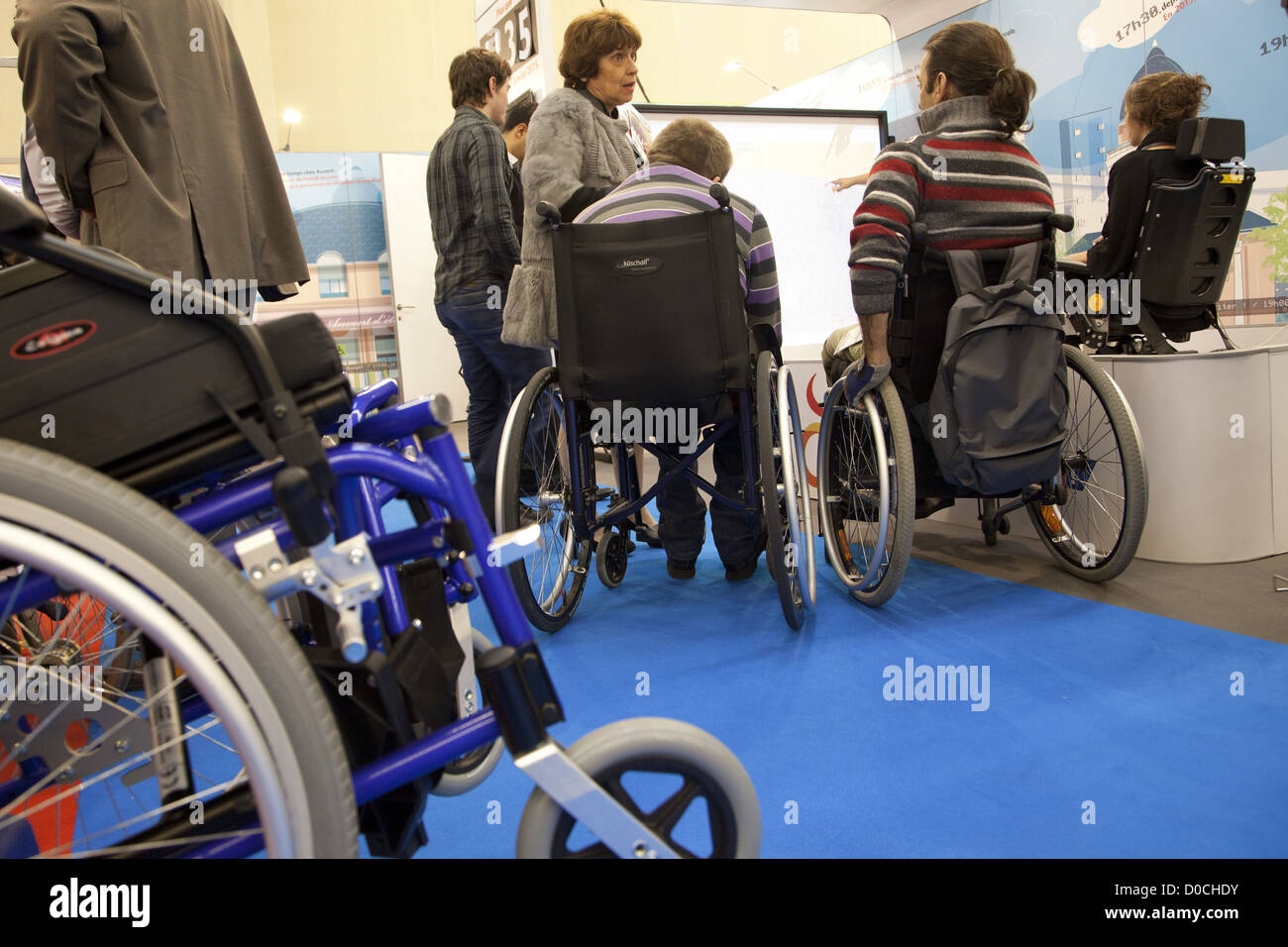 STEHEN SIE FÜR APF (VEREIN FÜR GELÄHMTE FRANKREICH) AMBIENTE BEI MAYORS KONGRESS PORTE DE VERSAILLES PARIS (75) FRANKREICH Stockfoto