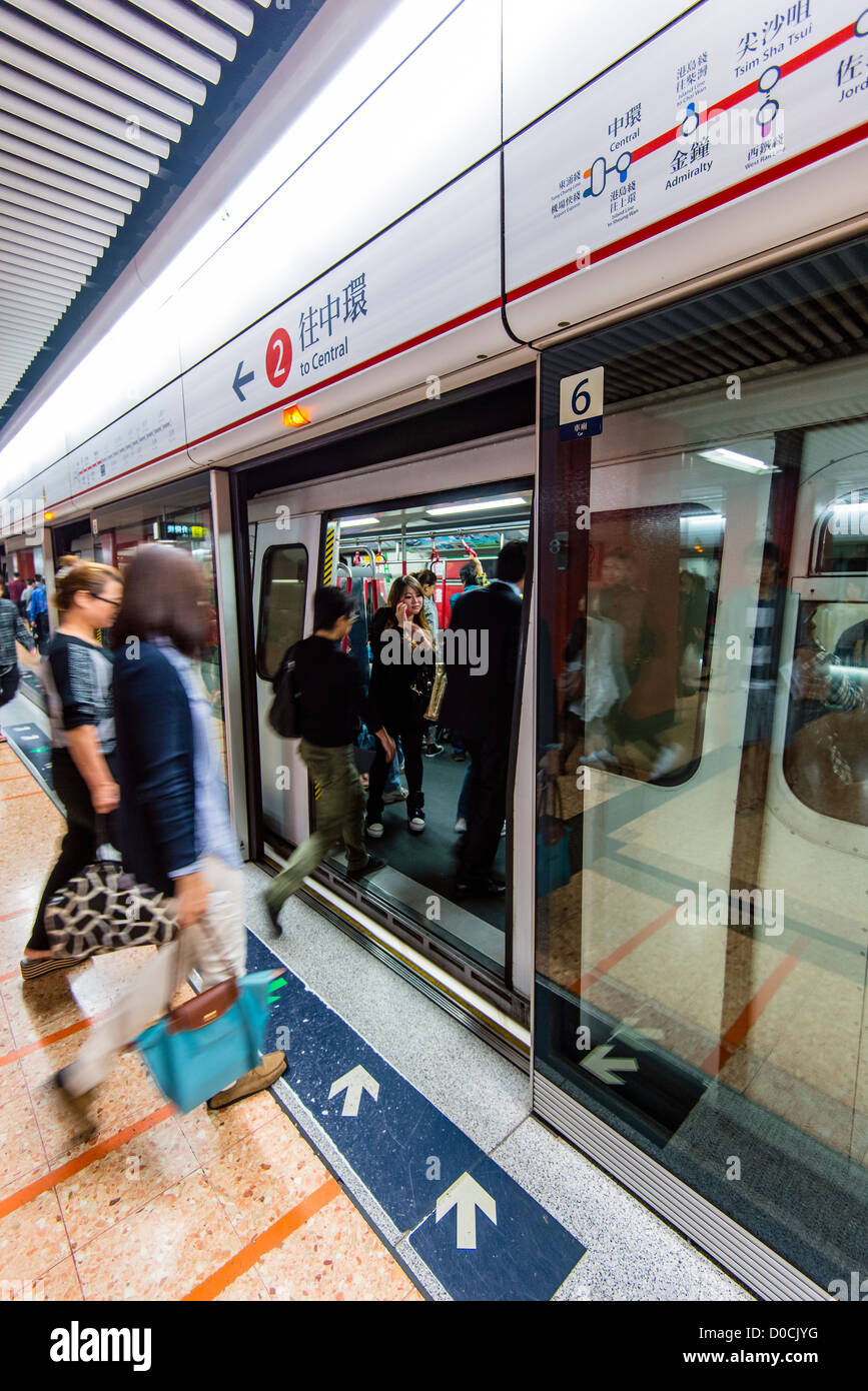 Trainieren Sie im u-Bahn-Station, Hong Kong, China Stockfoto