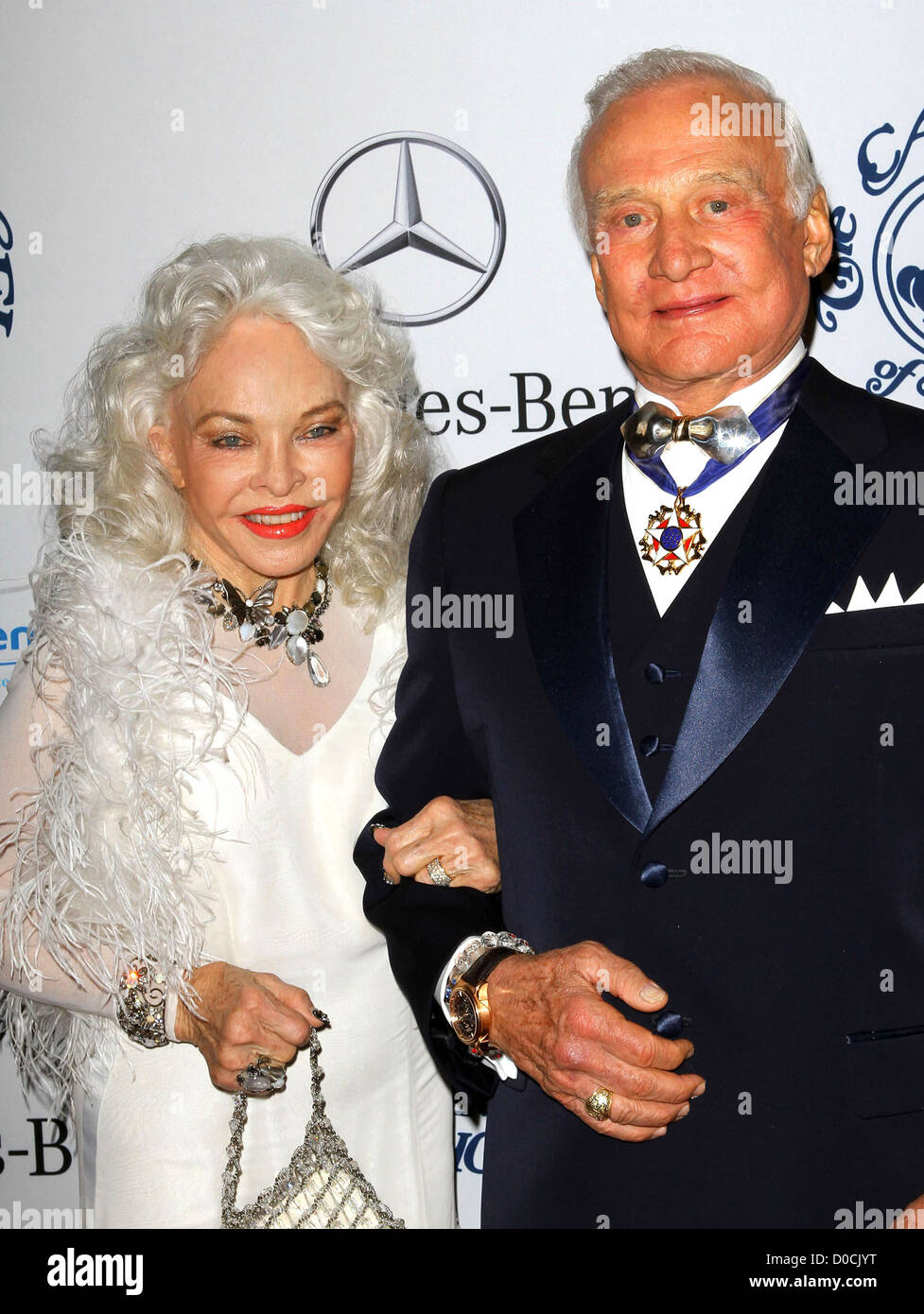 Buzz Aldrin und seiner Frau Lois Driggs Cannon der 32. jährlichen Karussell der Hoffnung Ball statt The Beverly Hilton Hotel - Ankunft Los Stockfoto