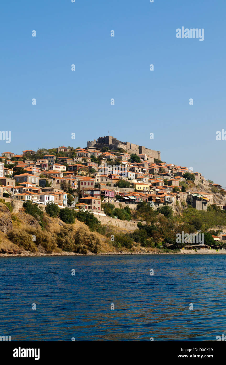 Die griechische Stadt Molyvos auf der Insel Lesbos, auf einem Hügel gebaut Stockfoto