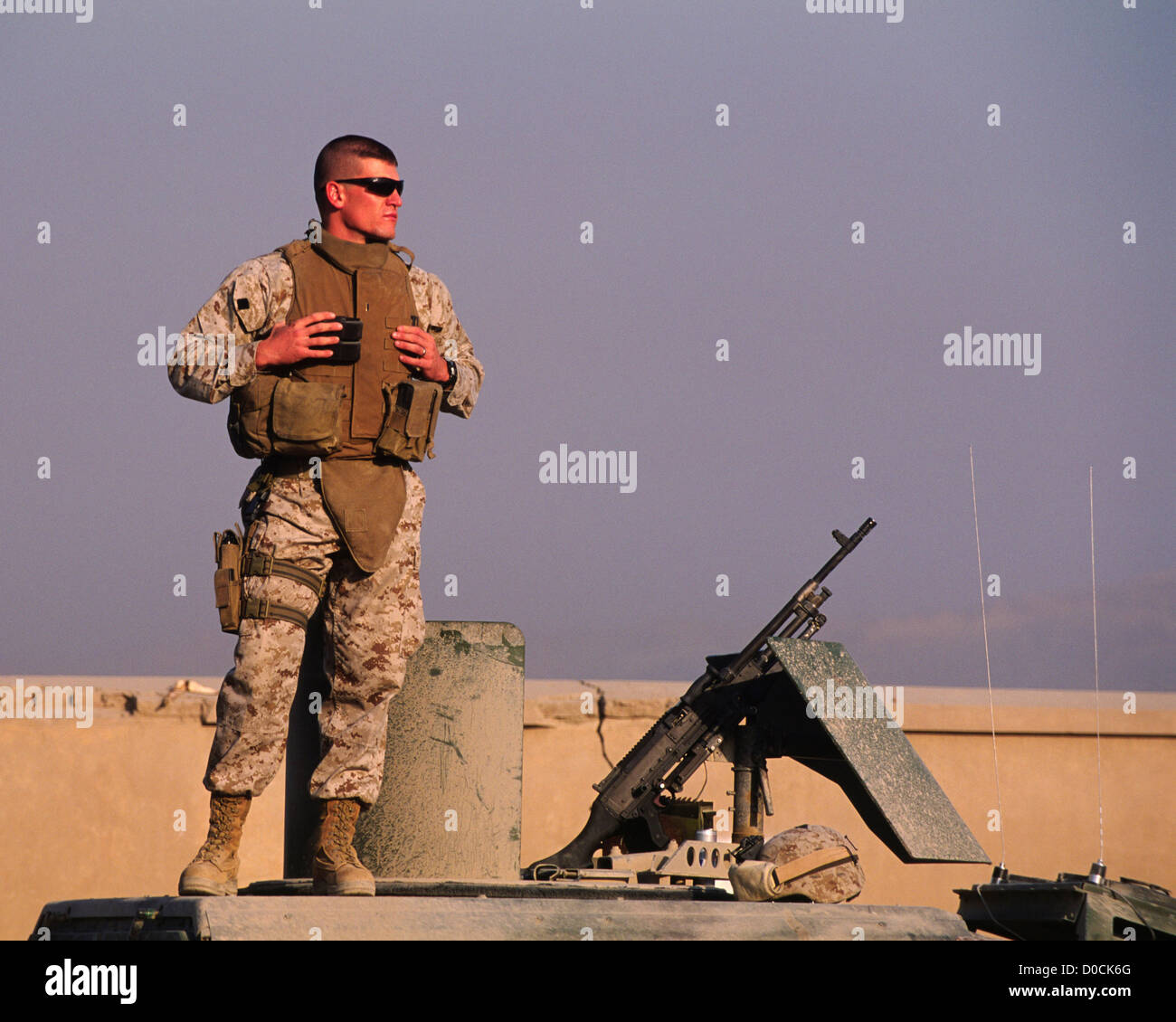 Eine US-Marine steht auf einem Humvee in Jalalabad, Afghanistan Stockfoto