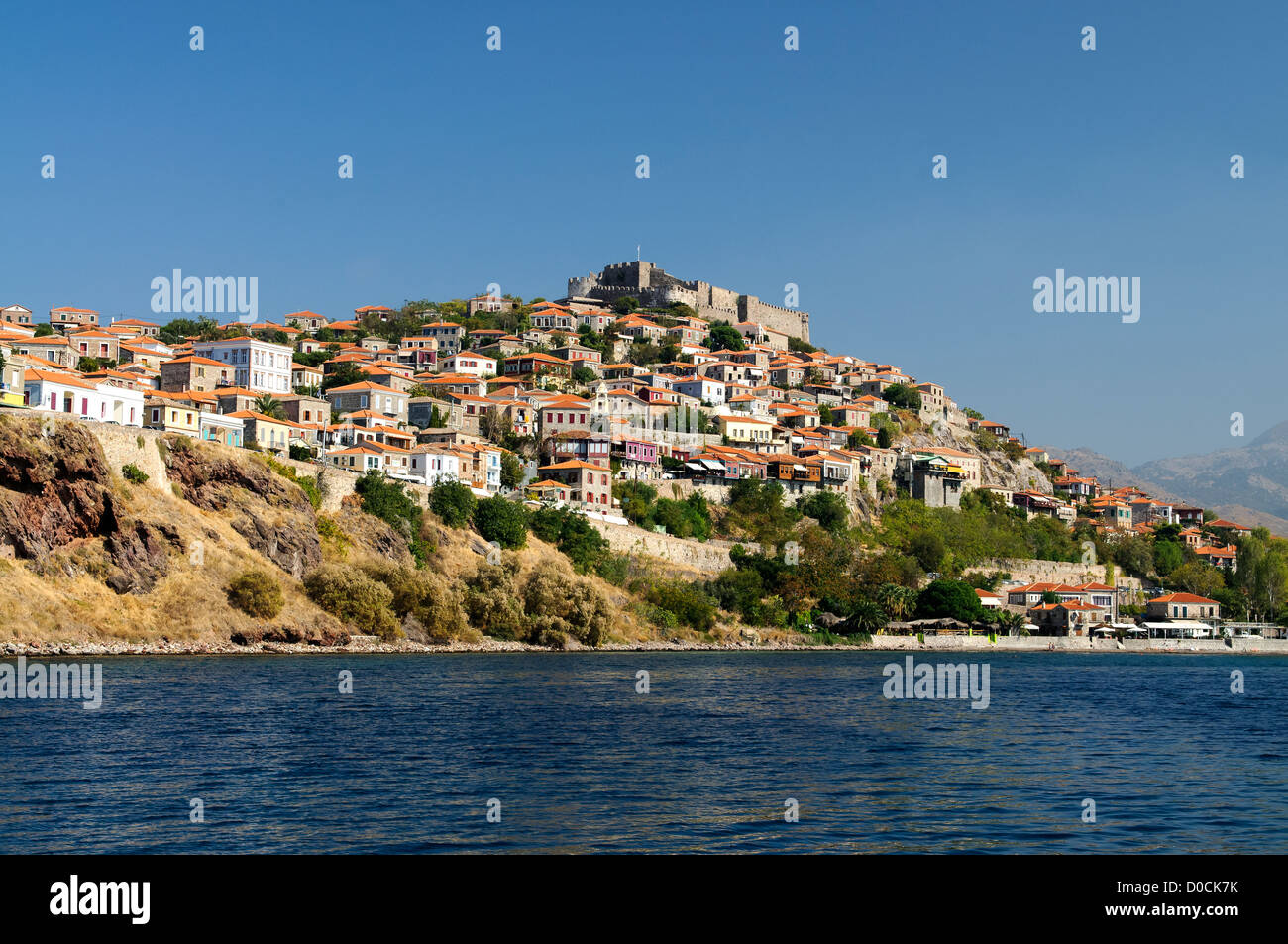 Die griechische Stadt Molyvos auf der Insel Lesbos, auf einem Hügel gebaut Stockfoto