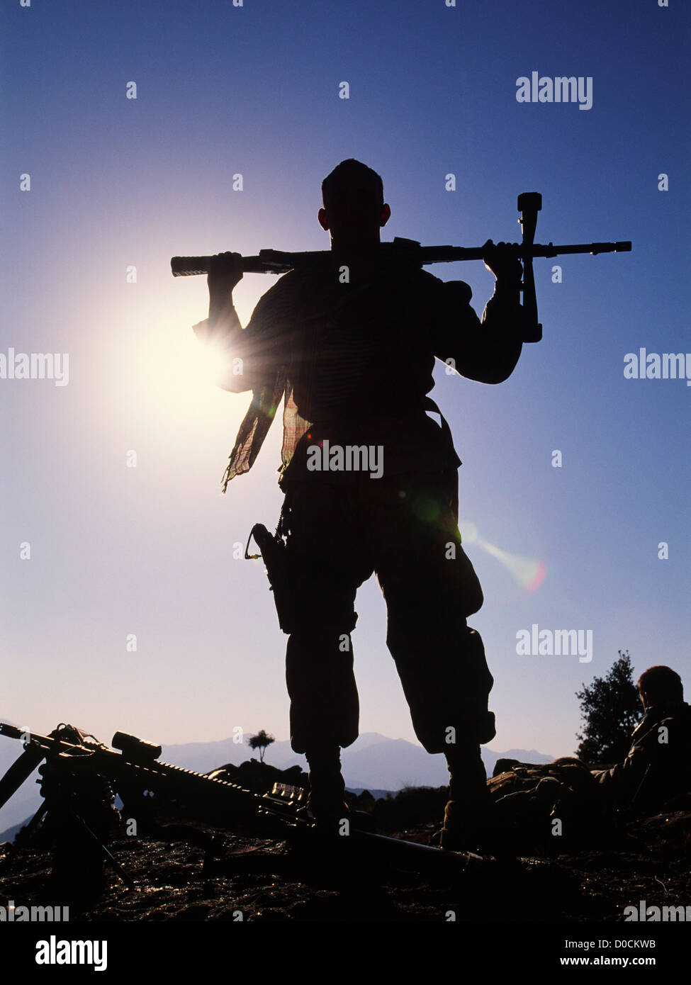 Ein US-Marine leichte MG-Schütze ruht während einer Kampfhandlung in den Ausläufern des afghanischen Hindu Kush Berge Stockfoto