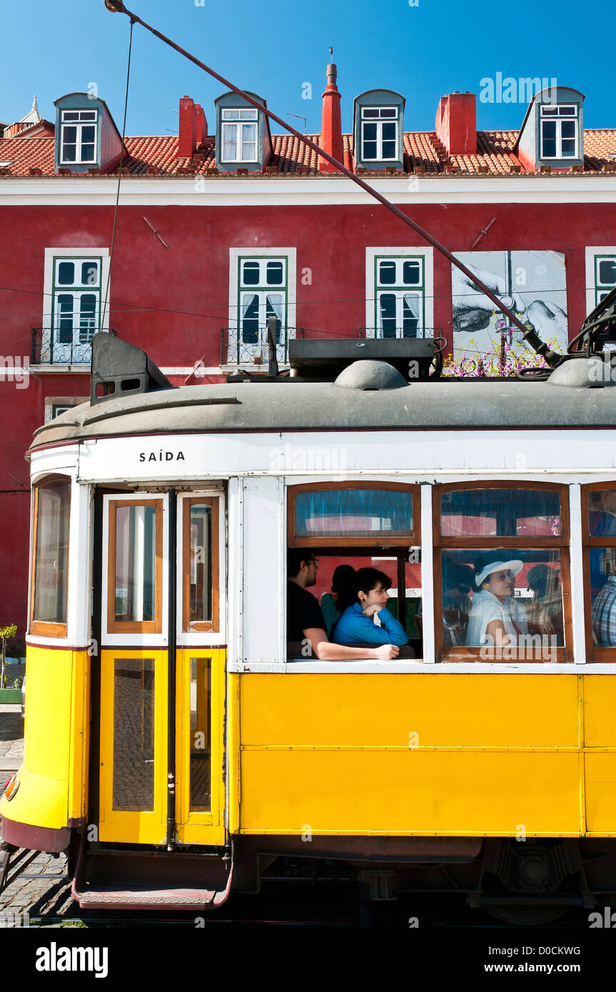Tram 28 im Stadtteil Alfama, Lissabon, Portugal Stockfoto
