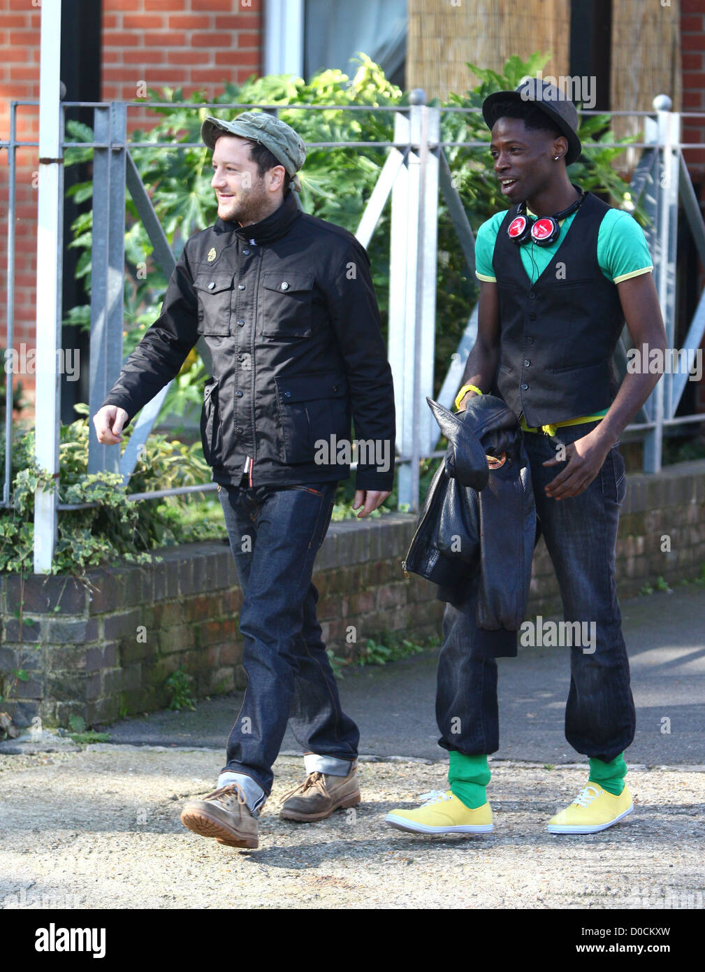 X Factor Kandidat Matt Cardle und John Adeleye gehen in den Supermarkt London, England - 11.10.10 Stockfoto