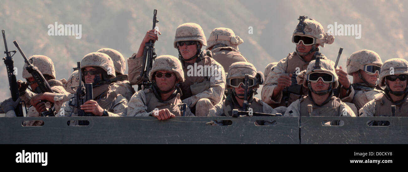 US-Marines-Pack in ein Transportfahrzeug Truppe nach Abschluss einer Kampfhandlung Stockfoto