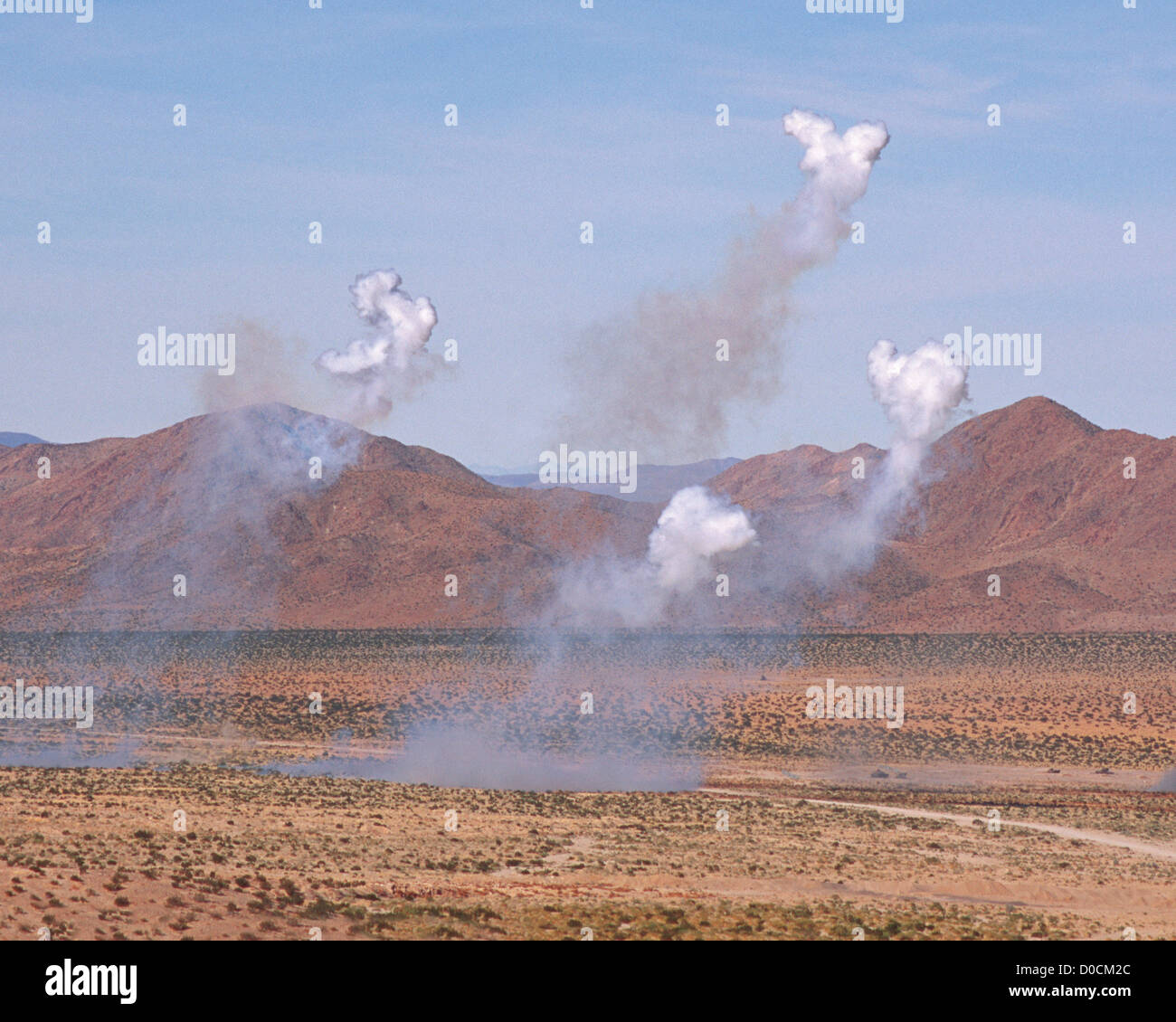 Air Burst Detonationen von weißem Phosphor Sternhaufen Artillerie runden Stockfoto