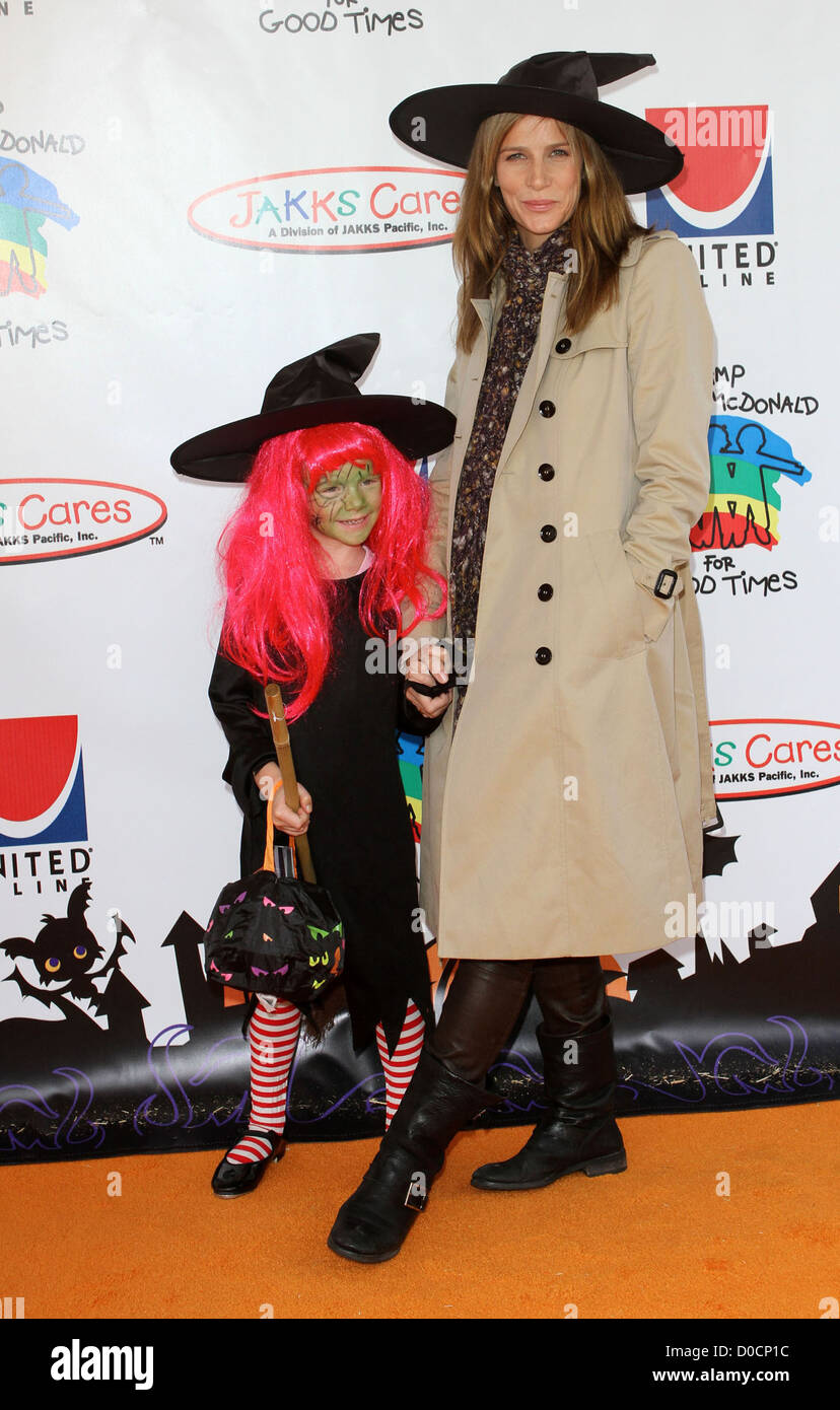 Rachel Griffiths und ihre Tochter Adelaide Rose Taylor 18. Camp Ronald McDonald für gute Zeiten Halloween Karneval statt Stockfoto