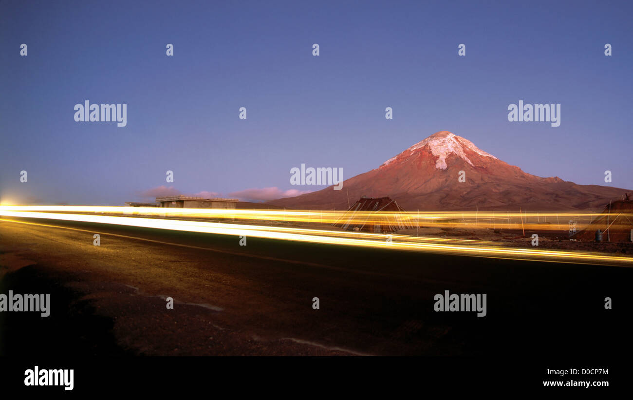 Unterschiedliche Schienen des Lichts unter Chimborazo in der Abenddämmerung Stockfoto