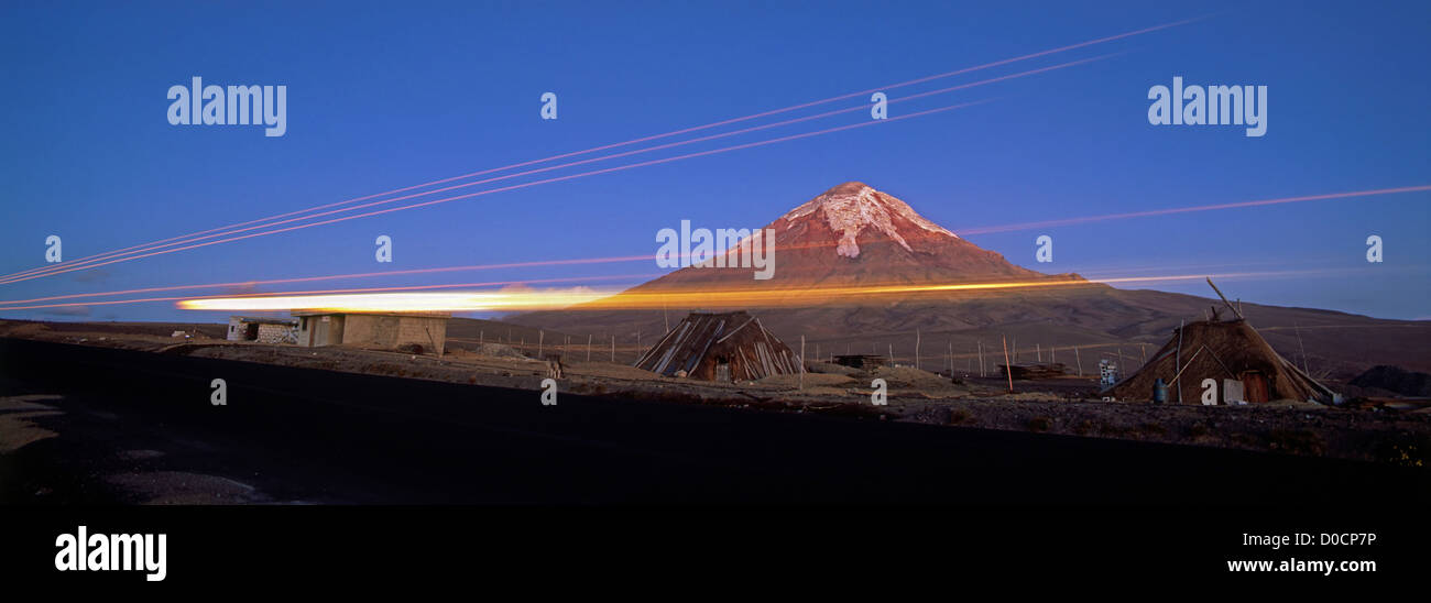 Unterschiedliche Schienen des Lichts Streifen vorbei Chimborazo in der Abenddämmerung Stockfoto