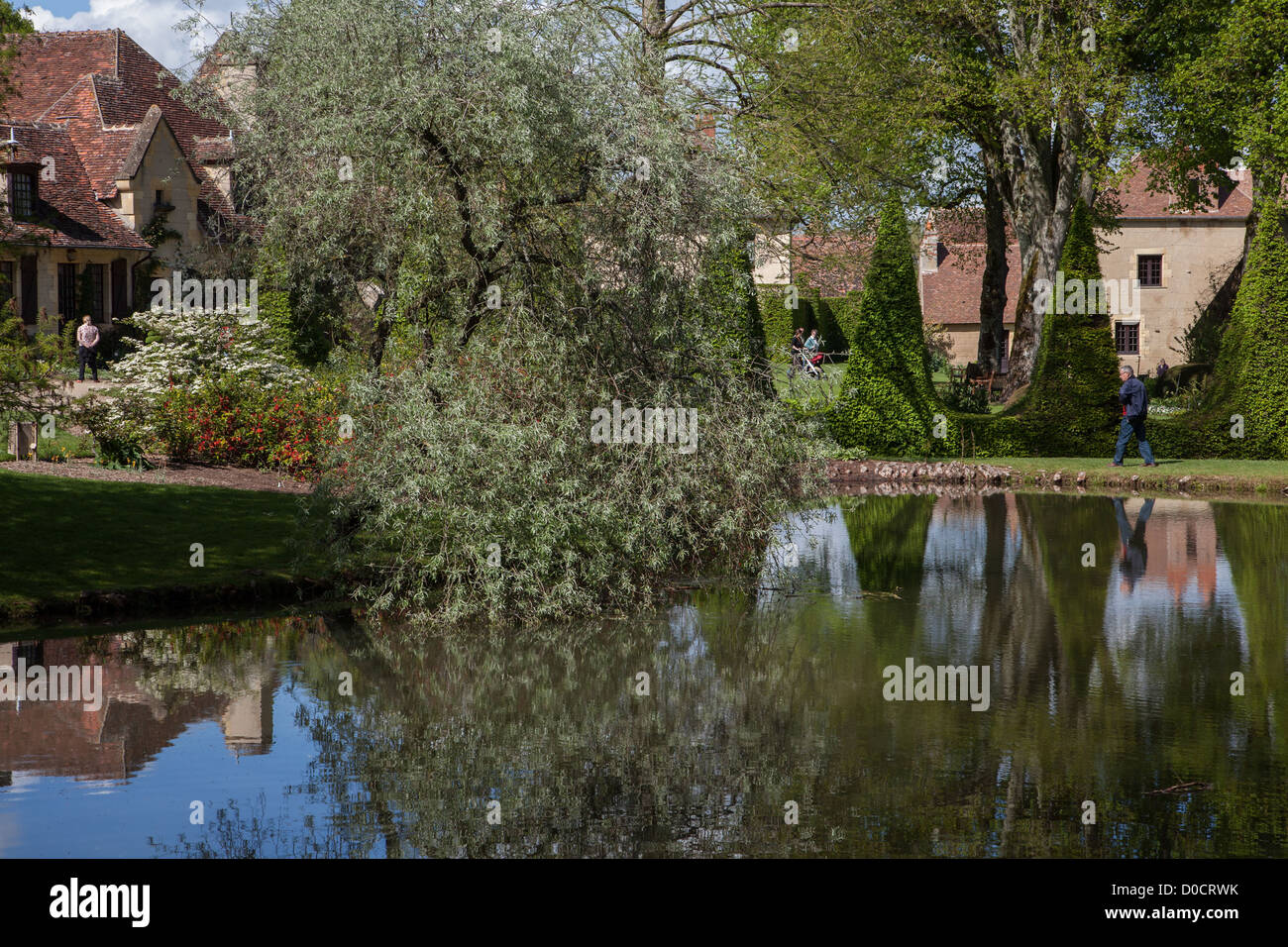 FLORAL PARK DAS DORF VON APREMONT-SUR-ALLIER EINES DER SCHÖNSTEN DÖRFER VON FRANKREICH CHER (18) Stockfoto