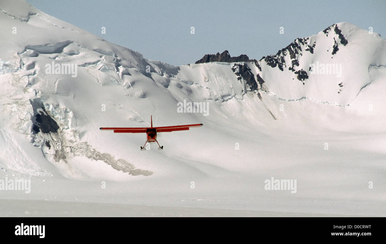 Ein Ski ausgestattete Leichtflugzeug kommt In eine Gletscher-Landung Stockfoto