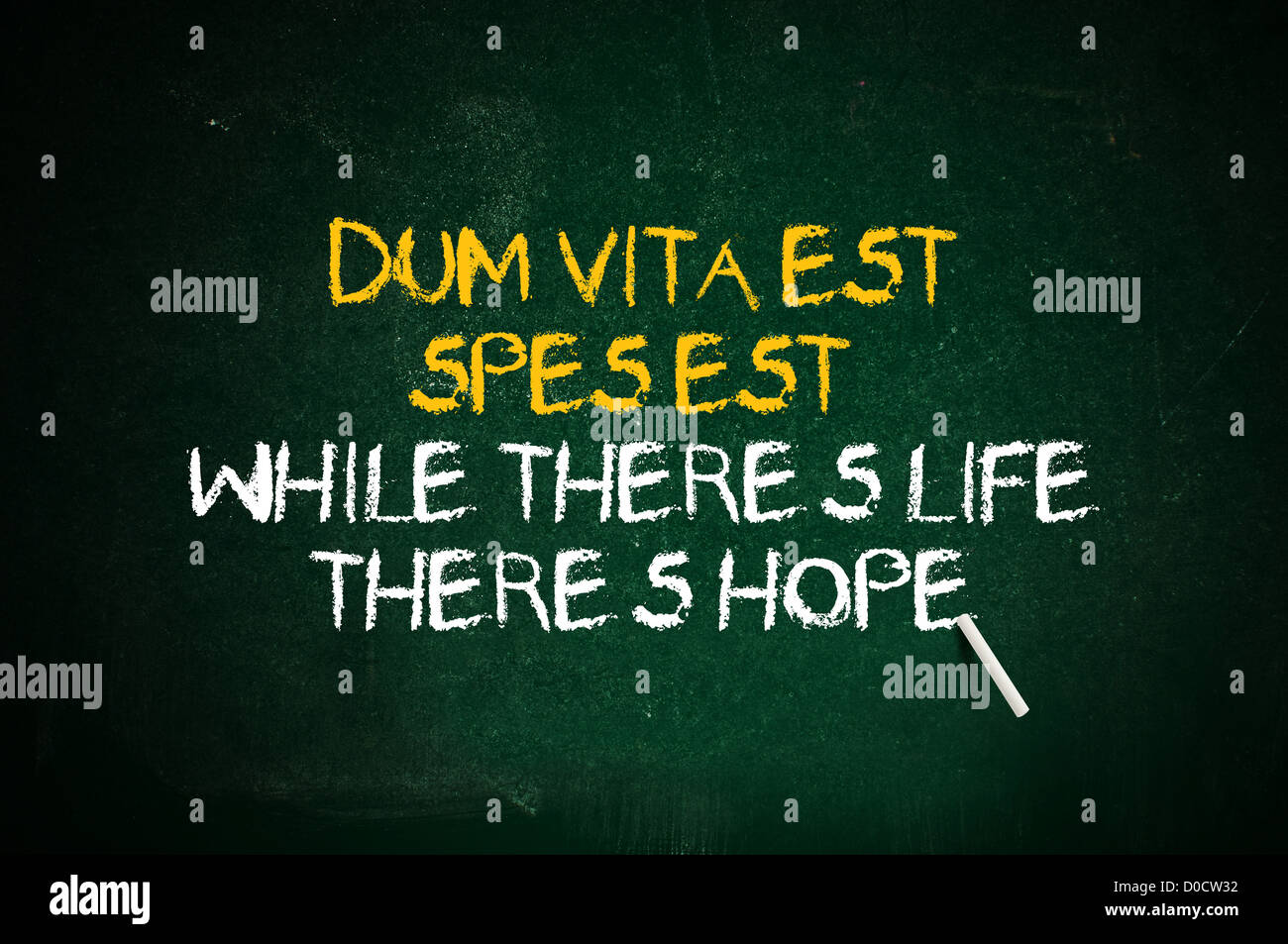 Zwar Leben, gibt es Hoffnung. Lateinische Zitat handschriftlich mit Kreide auf eine grüne Schule-Brett. Stockfoto