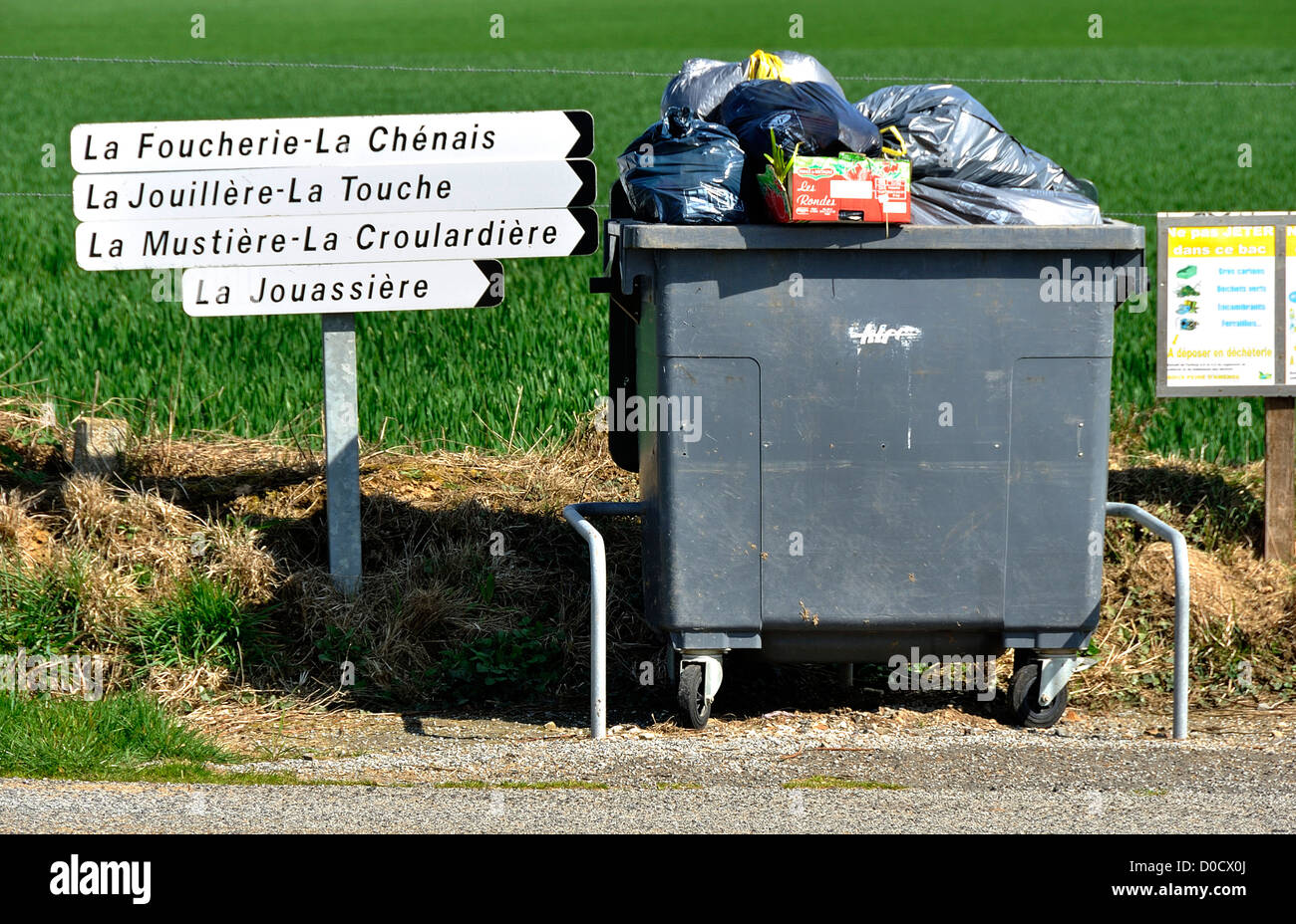 Landschaft der nördlichen Mayenne Landschaft. Abfallbehälter, Zeichen, die die Namen der Betriebe, Norden Mayenne (Frankreich). Stockfoto