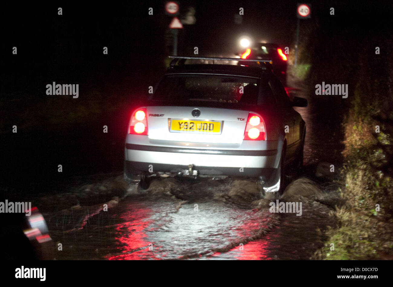 Gower Halbinsel - UK 22. November 2012: Autofahrer, die Verhandlungen über die Überschwemmungen in der Vennaway Lane in Parkmill in der Nähe von Swansea heute Abend als Starkregen brachte Sturzfluten in den Bereich. VEREINIGTES KÖNIGREICH. Stockfoto