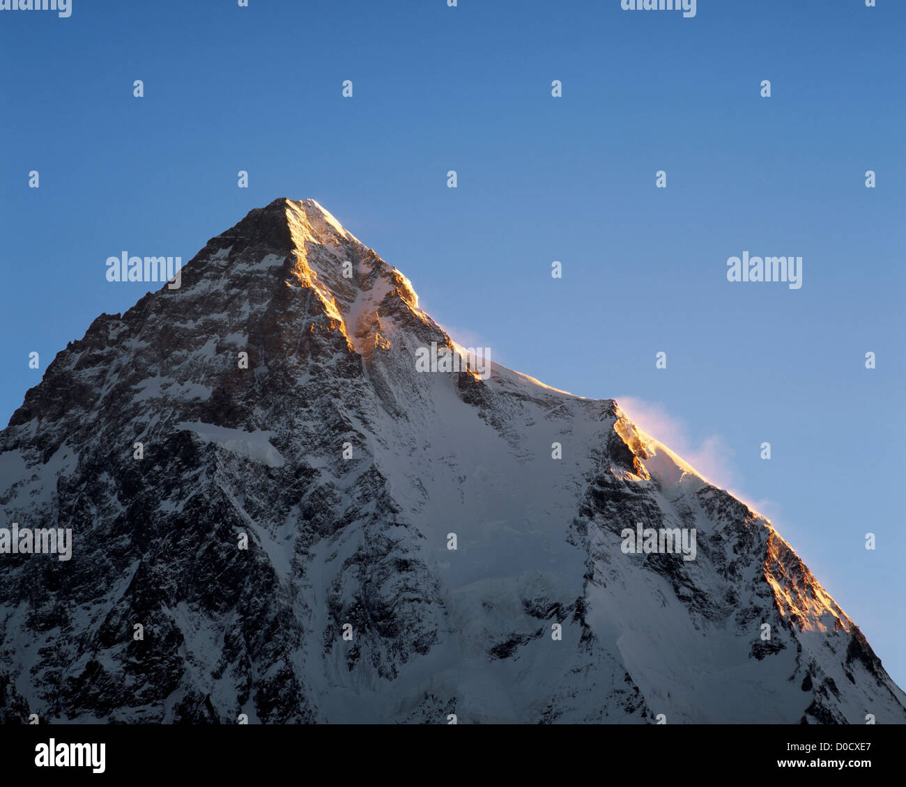 Licht des frühen Morgens unterstreicht den Abruzzi-Grat des K2 Stockfoto