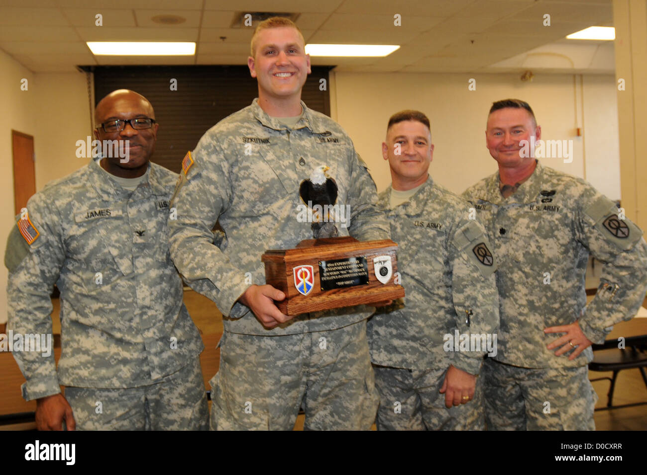 Staff Sgt Robert M. Szkutnik, Mitte links, ein Training-Unteroffizier der 89. Sustainment Brigade stellt mit seinem Stockfoto